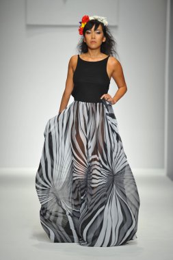 model consort 62 gösteri pist yürür