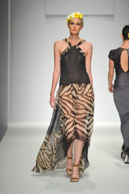 model consort 62 gösteri pist yürür