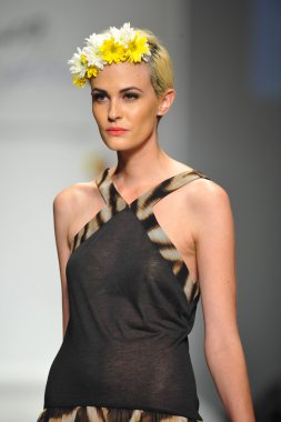 model consort 62 gösteri pist yürür