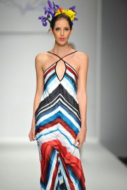 model consort 62 gösteri pist yürür