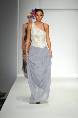 model consort 62 gösteri pist yürür