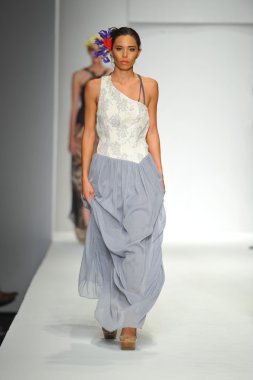 model consort 62 gösteri pist yürür