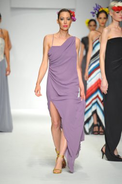 model consort 62 gösteri pist yürür