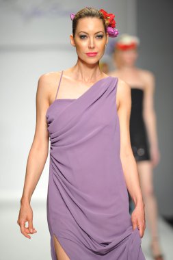 model consort 62 gösteri pist yürür