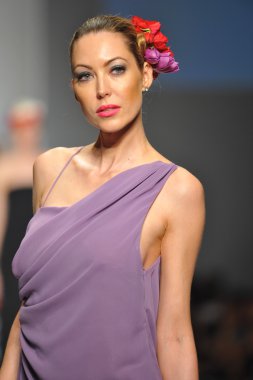 model consort 62 gösteri pist yürür