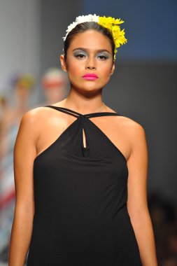 model consort 62 gösteri pist yürür