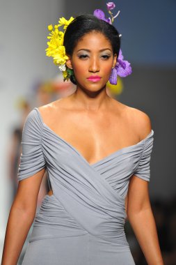 model consort 62 gösteri pist yürür