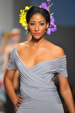 model consort 62 gösteri pist yürür