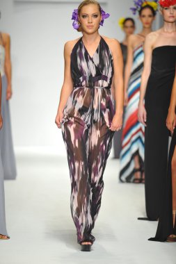 model consort 62 gösteri pist yürür