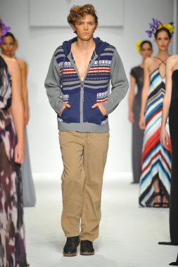 model consort 62 gösteri pist yürür