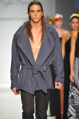 model consort 62 gösteri pist yürür