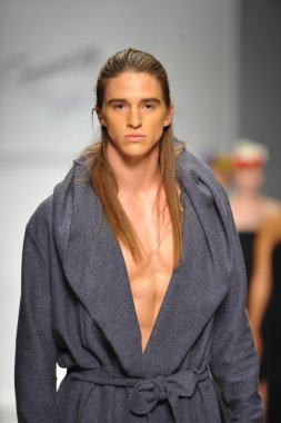 model consort 62 gösteri pist yürür