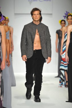 model consort 62 gösteri pist yürür