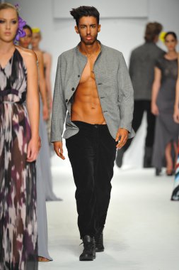 model consort 62 gösteri pist yürür