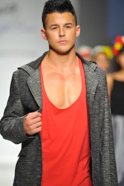 model consort 62 gösteri pist yürür