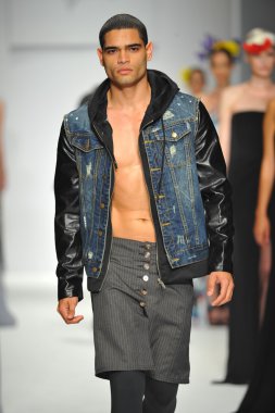 model consort 62 gösteri pist yürür