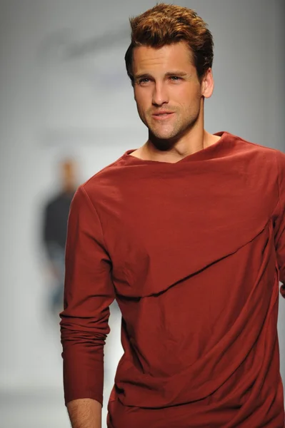 Model walks runway at Consort 62 — Stock Photo, Image