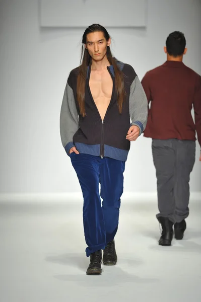 Model walks runway at Consort 62 — Stock Photo, Image