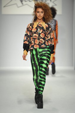 Model Messqueen gösteri pist yürür