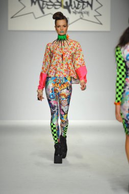 Model Messqueen gösteri pist yürür