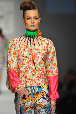 Model Messqueen gösteri pist yürür