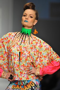 Model Messqueen gösteri pist yürür