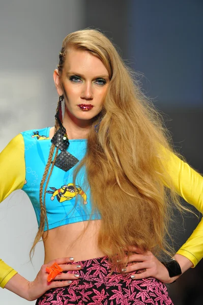 Model walks runway at Messqueen show — Stock Photo, Image