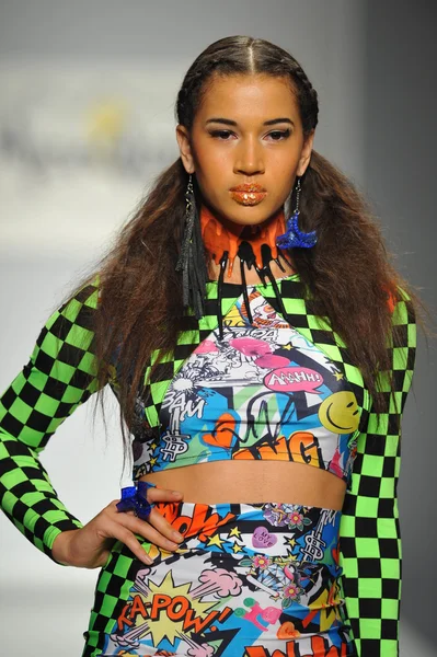 Model walks runway at Messqueen show — Stock Photo, Image