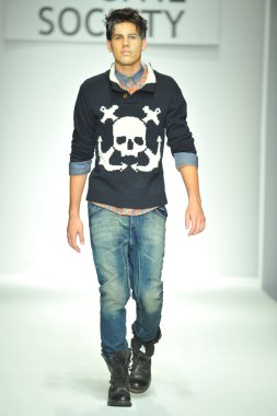 sivil toplum Show'da model