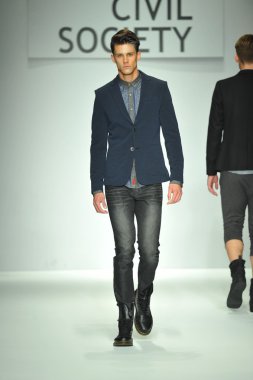 sivil toplum Show'da model