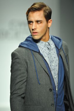 sivil toplum Show'da model