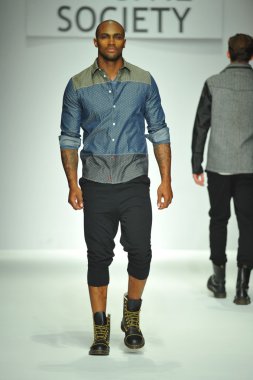sivil toplum Show'da model