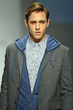 sivil toplum Show'da model