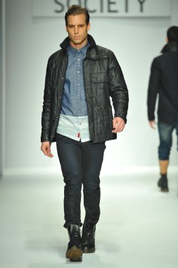 sivil toplum Show'da model