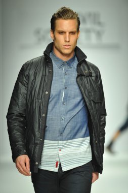 sivil toplum Show'da model