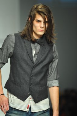 sivil toplum Show'da model