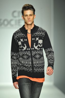 sivil toplum Show'da model