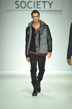 sivil toplum Show'da model