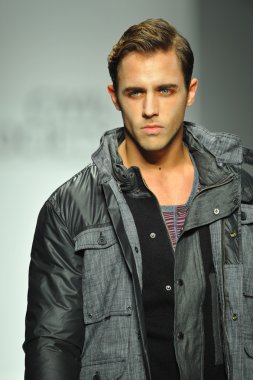 sivil toplum Show'da model