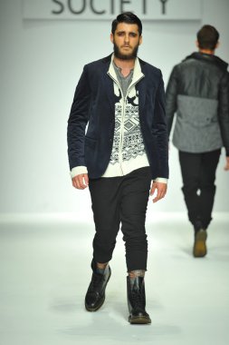 sivil toplum Show'da model