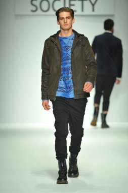 sivil toplum Show'da model