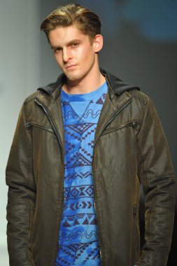 sivil toplum Show'da model