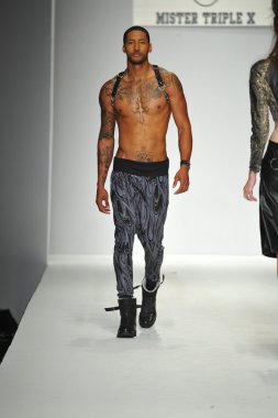 mister triple x Show'da model