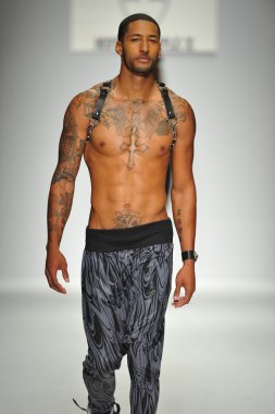mister triple x Show'da model