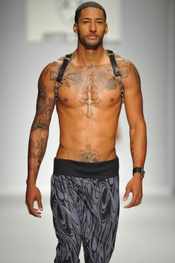 mister triple x Show'da model