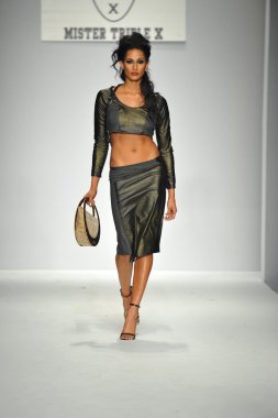 mister triple x Show'da model