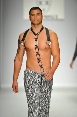 mister triple x Show'da model