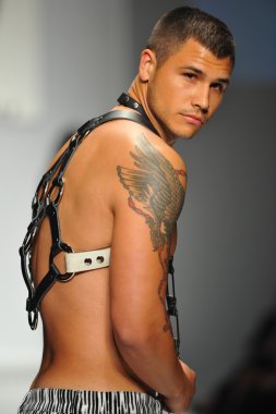 mister triple x Show'da model