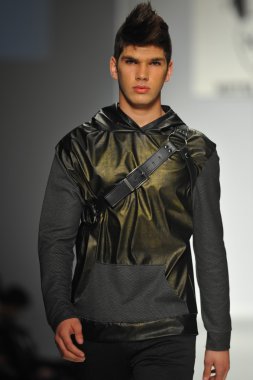 mister triple x Show'da model