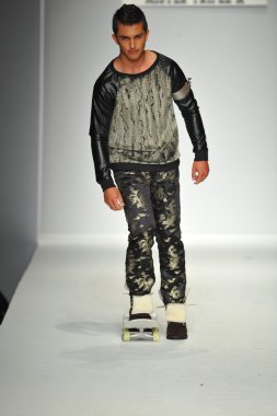 mister triple x Show'da model